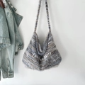 Bolso tote de punto suave en azul y gris con bordado blanco de la frase 'fun party' - Denim Azul
