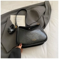 Sac bandoulière carré noir à la mode avec fermoir doré et bandoulière réglable en cuir souple - Sans pendentif / Noir