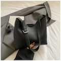 Detalle del bolso tipo cubo en cuero negro granulado con hebilla de metal plateado - Negro