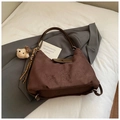 Dunkelbraune Wildleder-Schultertasche mit süßen geprägten Zeichentrickfiguren und Bär-Anhänger - Kaffeebraun (Mit Anhänger)