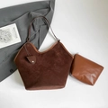 Vista plana del bolso tote de ante marrón con neceser interno y correa de hombro fina - Juego de 2 piezas (bolso tote + neceser interior) / Marrón