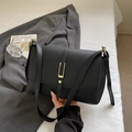 Bolso bandolera retro de cuero negro granulado con un cierre rectangular de metal dorado - Negro