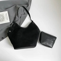 Vista plana de bolso tote grande de ante negro con estuche a juego y correas de cuero - Juego de 2 piezas (bolso tote + neceser interior) / Negro