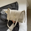 Bolso bandolera minimalista blanco crema con textura de cuero y hebilla dorada - Blanco Roto