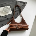 Dettaglio borsa hobo in pelle scamosciata marrone con cinturini in pelle e fibbie argentate - Marrone