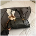 Elegante borsa bowling vintage in pelle opaca nera con ciondolo orsetto e foulard di seta - Nero con ciondolo