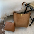 Σετ καφέ καστόρινη τσάντα κουβά με μεταλλικό κλείδωμα και ασορτί δερμάτινο τσαντάκι - Καφέ