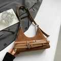 Dettaglio borsa a spalla in camoscio marrone con cinturini decorativi e fibbie argento - Marrone