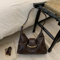 Dettaglio borsa a spalla vintage marrone scuro in ecopelle con fibbia a mezzaluna dorata - Marrone