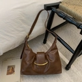Dettaglio della borsa sottobraccio marrone scuro con texture a pieghe e fibbia dorata - Marrone