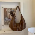 Detail einer dunkelbraunen Vintage Hobo Bag mit Stern-Nieten und Leder-Textur - Braun