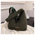 Dettaglio della borsa tote in peluche verde con texture riccia e fodera a scacchi interna - Nero Tracolla Corta