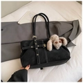 Detalle de bolso tote de ante negro con costuras en contraste y amuleto de conejo - Con Colgante / Negro