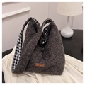 Vista dettagliata della borsa di peluche con etichetta in pelle marrone e coulisse - Verde Tracolla Lunga