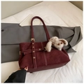 Detalle del bolso tote de ante burdeos con hebillas de metal y colgante conejo - Con Colgante / Rojo