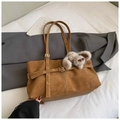 Bolso tote de ante marrón con detalle de hebilla de cinturón y peluche de conejo - Con Colgante / Marrón