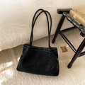 Minimalistische schwarze Wildleder-Tote-Bag mit Kontrastnähten und schmalen Trägern - Ohne Anhänger / Schwarz