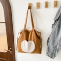 Borsa tote in camoscio marrone con ricamo a cuore bianco e fodera in morbido peluche - Marrone
