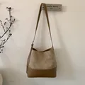Detailansicht der braunen Beuteltasche mit Materialmix aus Wildlederimitat und Glattleder - Khaki