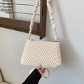 Bolso acolchado blanco crema con correa fruncida y un elegante diseño minimalista - Blanco Roto