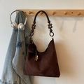 Dettaglio della borsa tote in pelle scamosciata marrone con perline di legno e pompon - Caffè Con Ciondoli