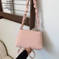 Elegante bolso bombonera acolchado rosa con asa rizada y correa para mujer - Rosa