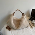 Détail d'un sac à main en fausse fourrure beige avec poignées en cuir marron et bandoulière - Khaki