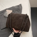 Detail der vintage dunkelbraunen Leder-Unterarmtasche mit Goldlogo und Metallkettenriemen - Kaffeebraun