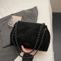 Nahaufnahme der schwarzen Wildleder-Umhängetasche mit Silberkette und Goldlogo - Schwarz