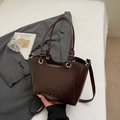 Sac seau marron foncé en cuir avec poignée et anneaux métalliques dorés chic - Café sans pendentif