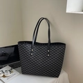 Dettaglio della borsa tote nera con monogramma, interno spazioso e accessori per ufficio - Nero