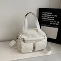 Detalle del bolso bandolera de nailon blanco con bolsillos cuadrados y correa ajustable - Blanco Roto