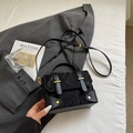 Sac messager élégant en cuir froissé noir avec détails dorés et poignée chic - Noir