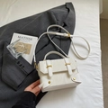 Sac bandoulière blanc structuré chic avec boucles dorées et finition brillante - Blanc Cassé