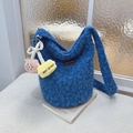 Sac seau en peluche bleu Klein avec breloque mignonne et étiquette en cuir - Bleu avec pendentif
