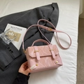Sacoche carrée rose clair minimaliste avec texture marbrée et finitions dorées - Rose