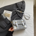 Sac messager argenté chic avec texture cuir froissé et boucle en métal doré - Argent