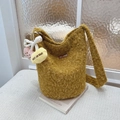 Sac seau en peluche jaune moutarde avec bandoulière et breloque nuage-coeur - Jaune avec pendentif