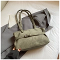 Detailweergave van de olijfgroene tote tas met verstelbare riem en metalen gespdetails - Groen