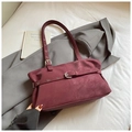 Detailweergave van bordeauxrode lederen shopper met gespdecor op grijze blazer - Bordeauxrood