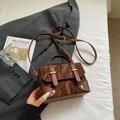Sac messager rétro marron foncé avec texture froissée et détails métalliques dorés - Marron