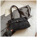 Detail van matzwarte shopper met zilveren metalen gesp en geplooide leren riem textuur - Zwart