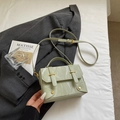 Sac messager vert menthe à motif marbré avec détails dorés et poignée élégante - Vert