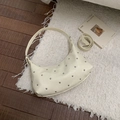 Bolso media luna chic en cuero beige con tachuelas plateadas y correas dobles ajustables - Blanco