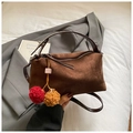 Dettaglio della borsa a tracolla vintage scamosciata marrone con pompon e manico - Caffè Con Pendente