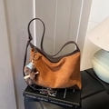 Dettaglio della borsa tote in pelle scamosciata marrone con manici in pelle e charm orso - Marrone (Con Ciondolo)