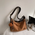 Retro schoudertas van bruin suède-imitatie met een teddybeer hanger en kwastje - Bruin met Hanger