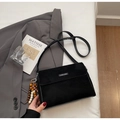 Piatto di una borsa a tracolla nera opaca con logo in metallo e pendente con perline - Con Ciondolo / Nero