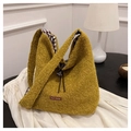 Borsa tote in peluche giallo senape con chiusura a coulisse e texture vintage - Giallo Tracolla Lunga