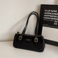 Minimalistische schwarze Baguette-Tasche mit goldenen Beschlägen und Samttextur - Ohne Anhänger / Schwarz